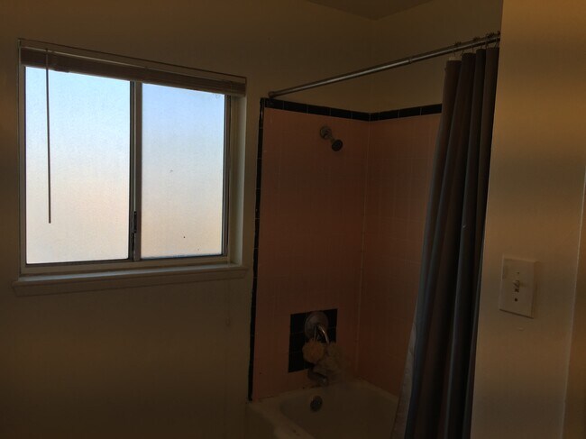Foto del edificio - 3404 E 11th St