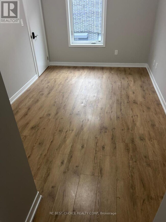 Photo du bâtiment - 1760 Simcoe St N