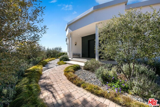 Building Photo - 580 Chalette Dr