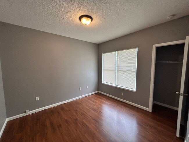 Building Photo - 2/2 2nd Floor w/ Balcony Unit in Murray Hill!