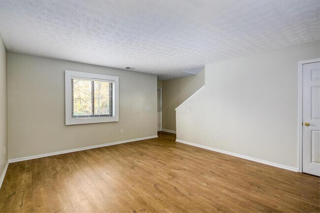 Foto del edificio - 3203 Summerdale Ln