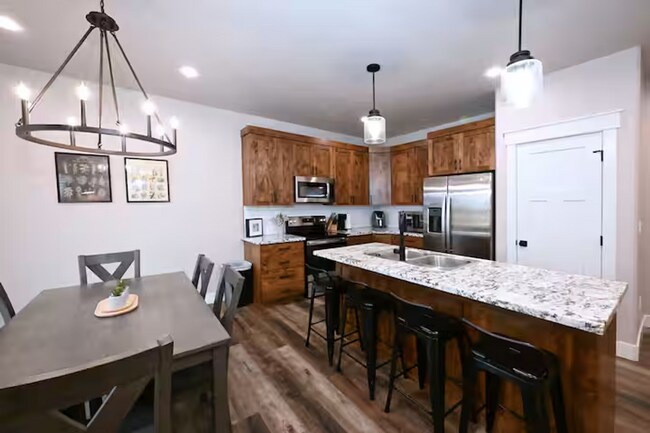 Building Photo - Fully Furnished 3bd| 2.5 Ba Townhome