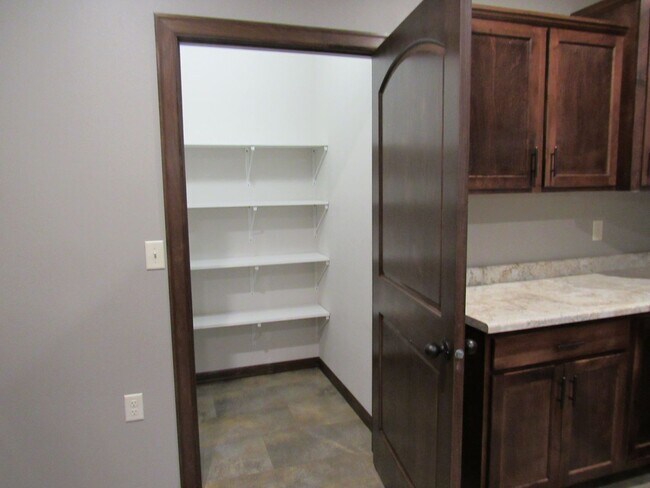 Foto del edificio - 6400 Keller Cr-- Twin Home