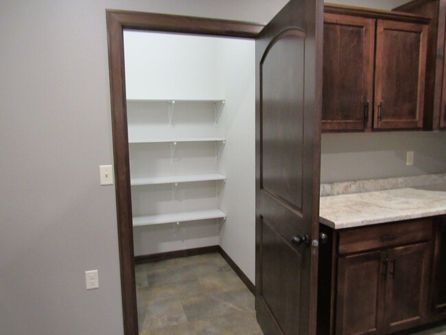 Foto del edificio - 6402 Keller Cr-- Twin Home