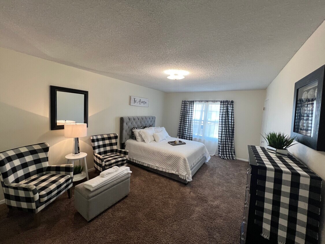 Foto principal - 100 Royal Way Dr