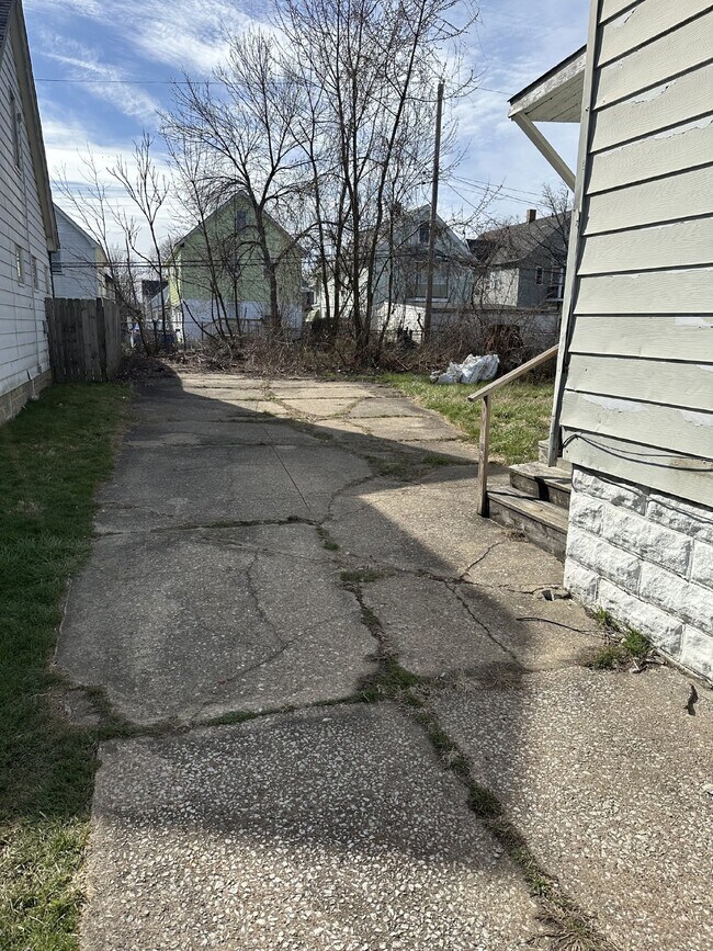 Building Photo - 3 bedroom 2 bath home with a few extras.