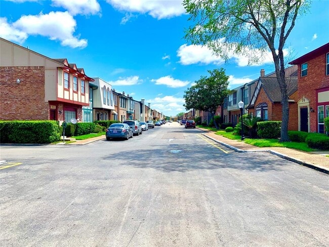 Foto del edificio - 7700 Creekbend Dr