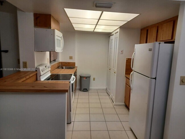Foto del edificio - 6800 Cypress Rd