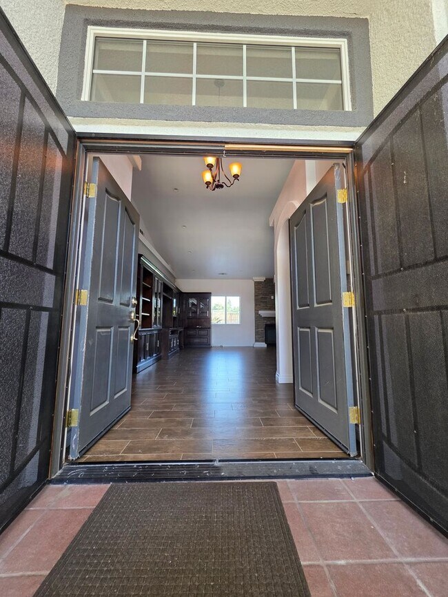 Foto del edificio - 4 bedroom 2 bathroom with a pool and solar!