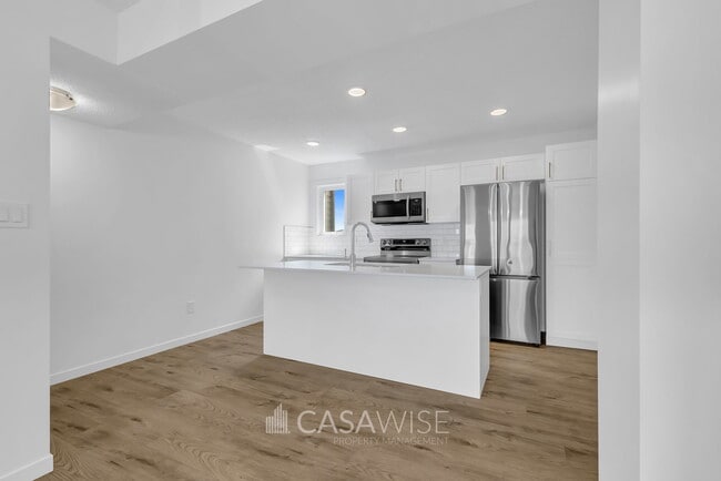Building Photo - 1025-1025 Secord Promenade