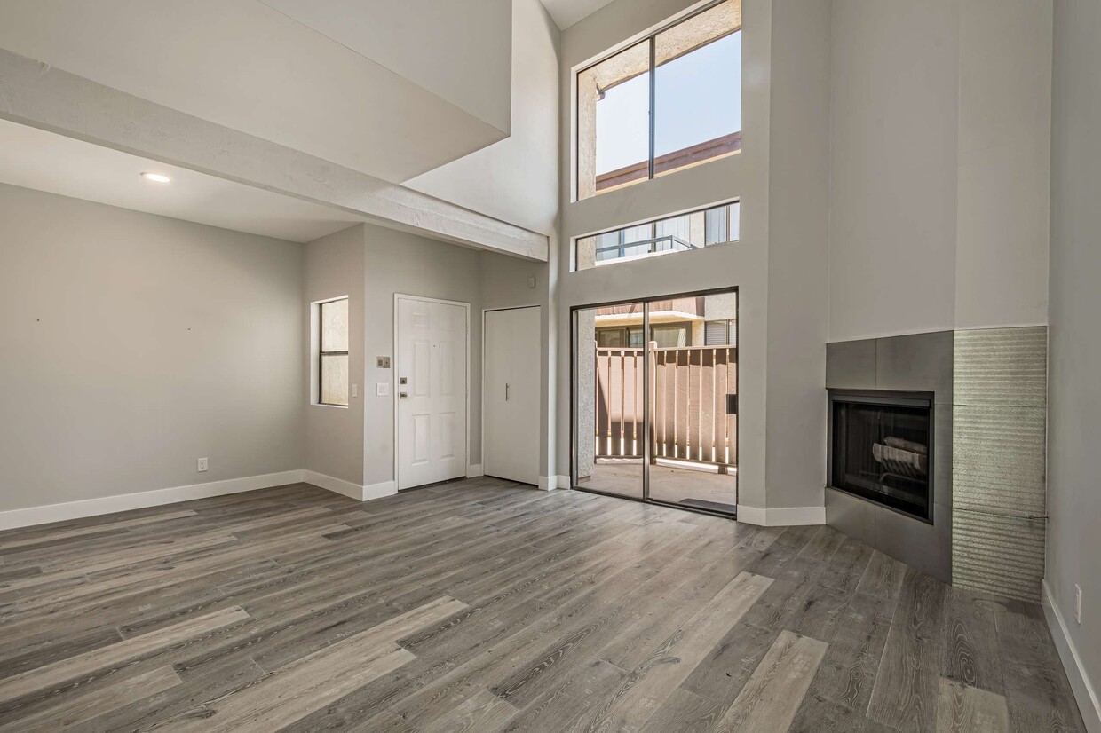 Living room with high ceilings - 6323 Reseda Blvd