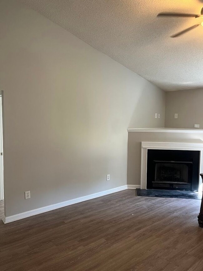 Building Photo - Available now. FULLY RENOVATED 3BR 2BA Hou...