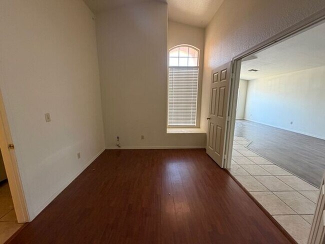 Building Photo - 15435 S 44th Way