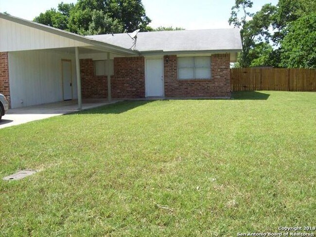 Building Photo - 2/1 Duplex Home! HUGE Fenced In Backyard!