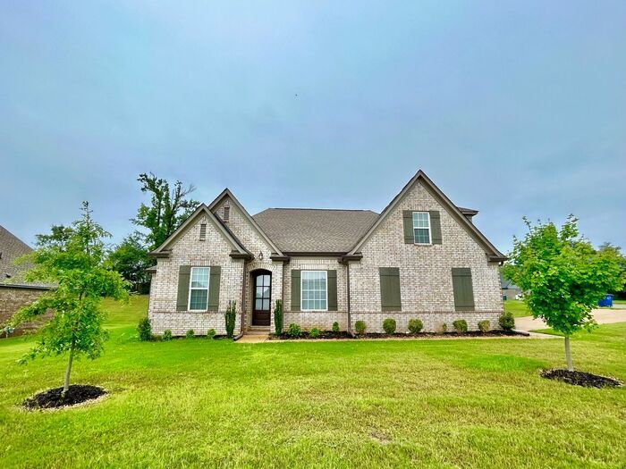 Foto principal - Now Leasing a 4-Bedroom 3 Bath Home In Oli...