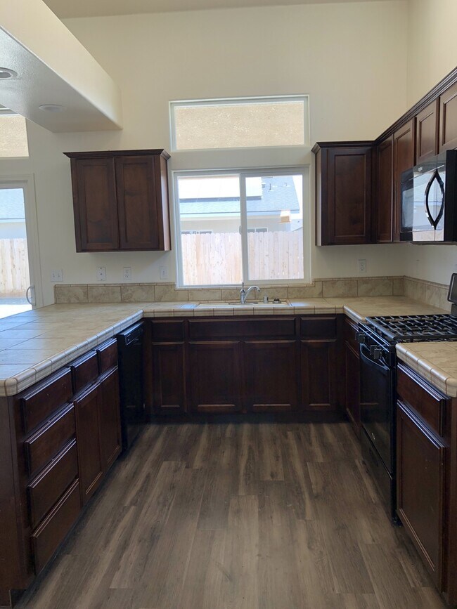Foto del edificio - Like New 4 Bedroom House!