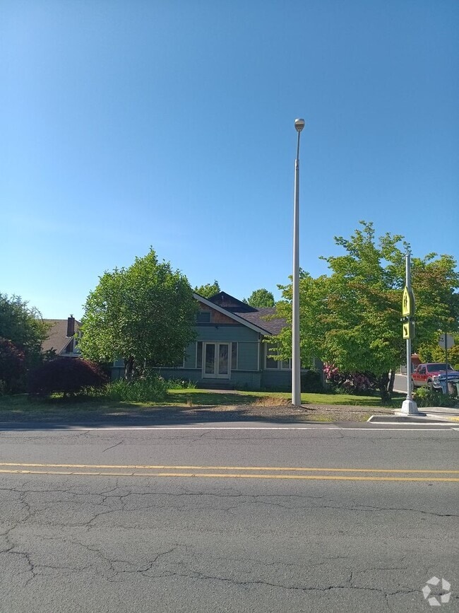 Building Photo - 1005 Main St E