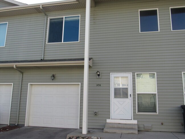 Foto del edificio - Eastside3 Bed 2.5 Bath Townhouse w/ Garage