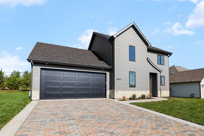 Foto del edificio - 5663 Ralph Dobbs Way