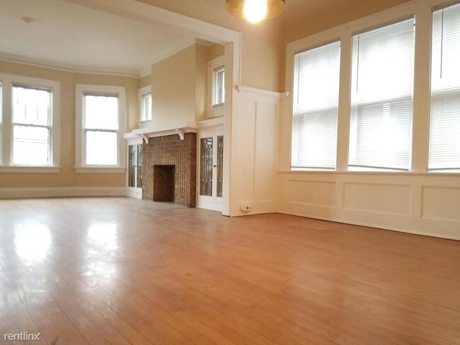 Building Photo - 2414 E Belleview Pl