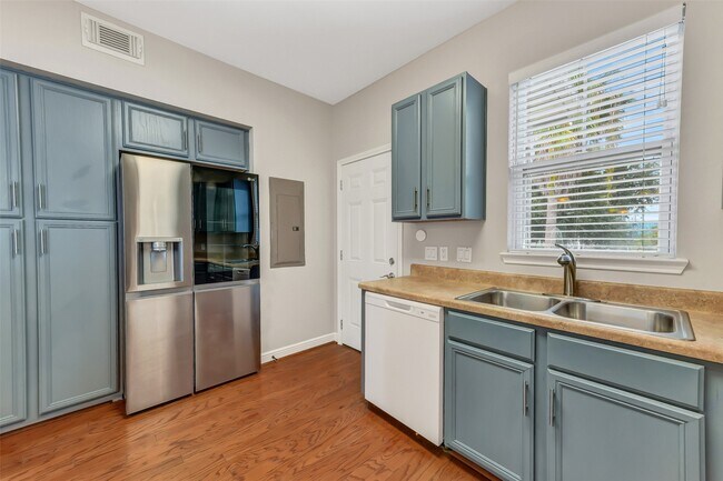 Building Photo - 4418 N Live Oaks Cir