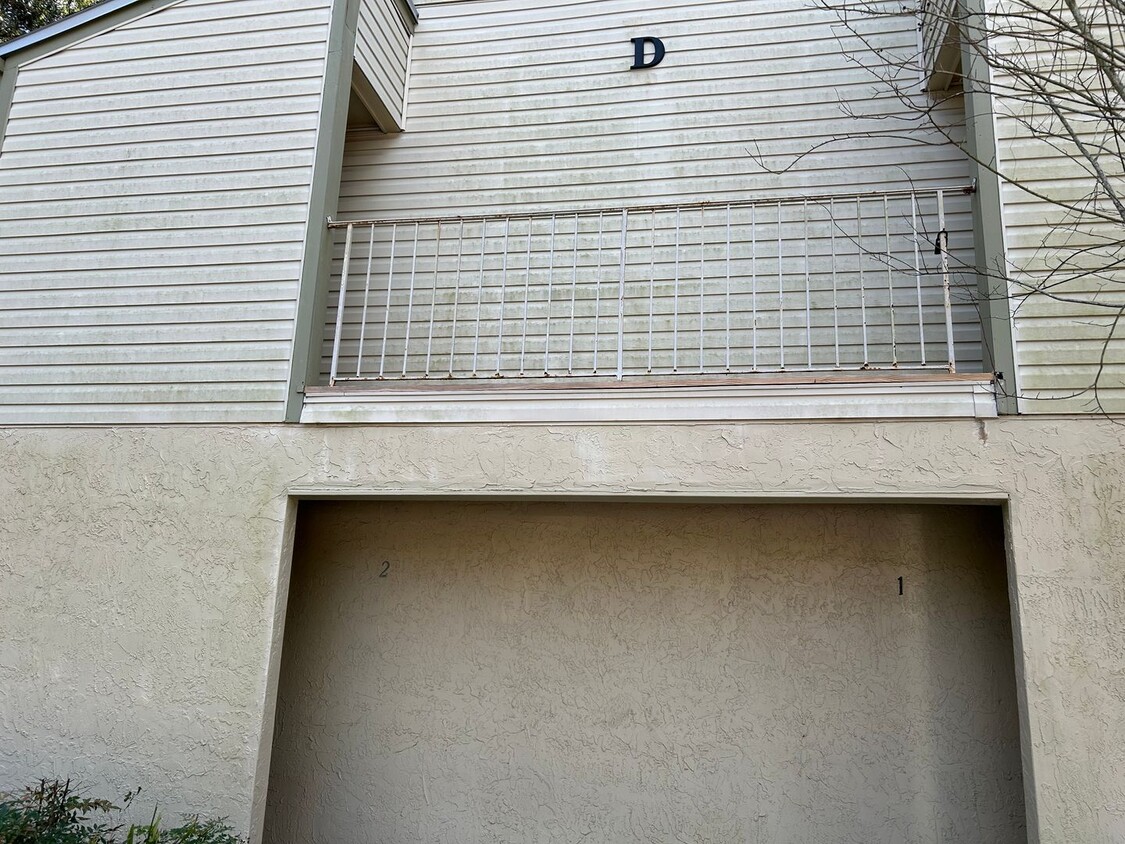 Walk to Campus from your Downstairs Flat - Walk to Campus from your Downstairs Flat