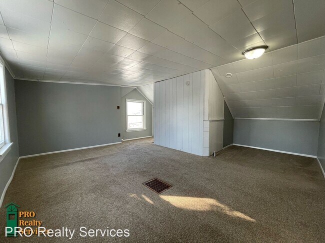Building Photo - 3 br, 1 bath House - 807 Pedersen St