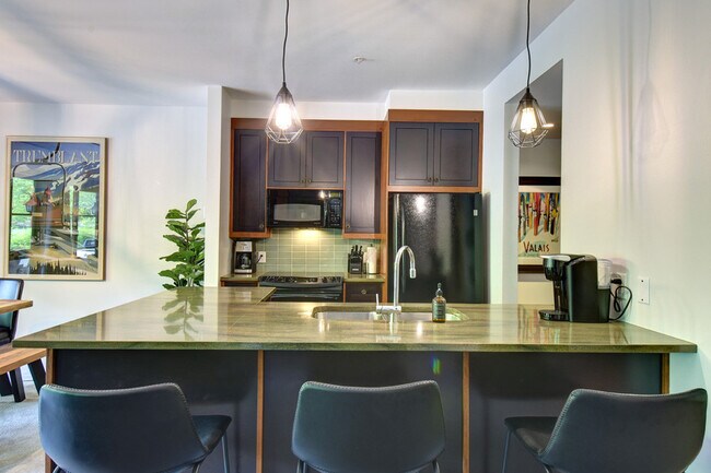 Building Photo - 1510 Chem. du Versant Soleil