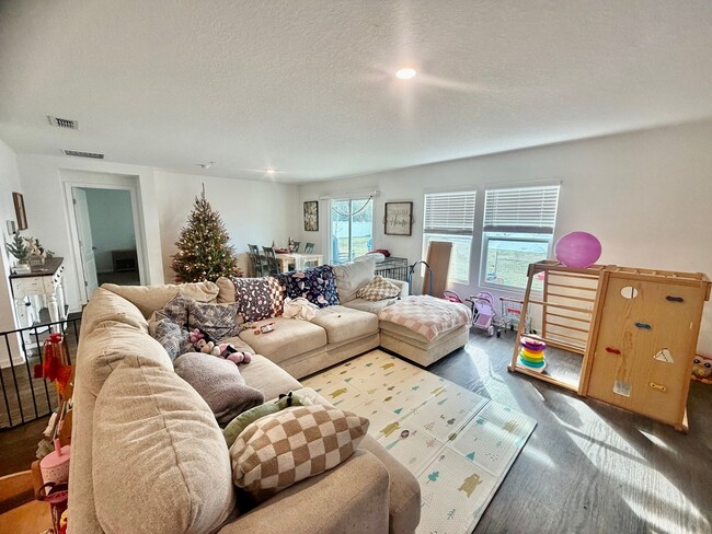 Foto del edificio - 4 Bed 2 Bath with HUGE Yard Available in March