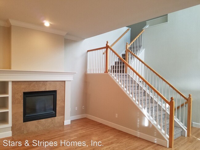 Building Photo - 4 br, 3.5 bath House - 440 Syracuse Street...