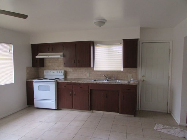 Building Photo - 2520 Bernice Dr