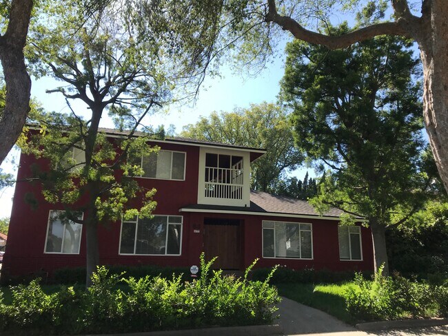 Building Photo - 83 S Daisy Ave