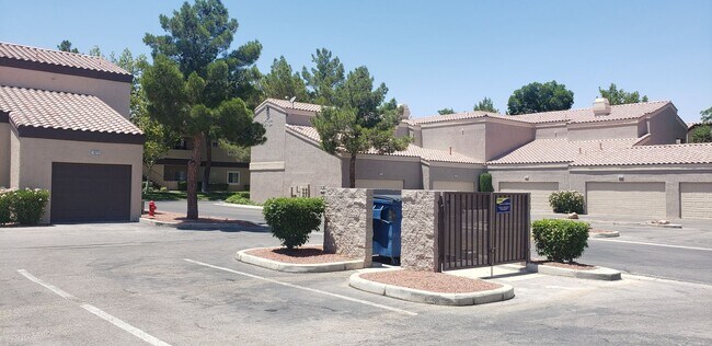 Foto del edificio - Beautiful3 bedroom condo, located in a 24 ...