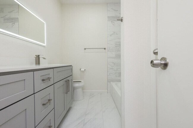 Building Photo - 17441 Red Oak Dr