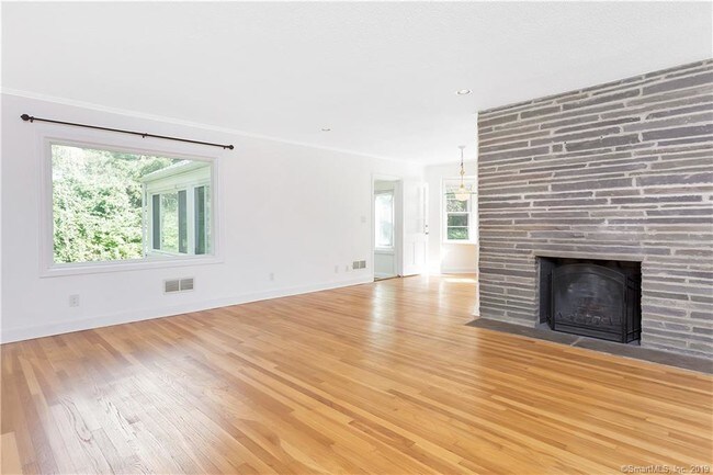 Building Photo - 10 Brooklawn Dr