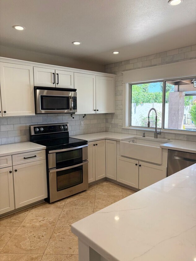 Foto principal - **STUNNING 3 BEDROOM/2 BATHROOM FULLY RENO...
