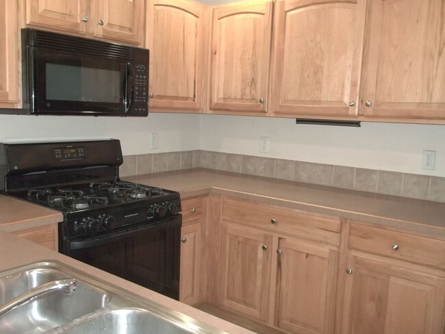Foto del edificio - Beautiful 2 Bedroom Townhome Steps from Pa...