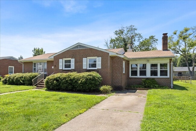 Building Photo - 3BR/1.5BA Brick Ranch with Fireplace | Extra Storage | Hampton Near Shipyard & I-64