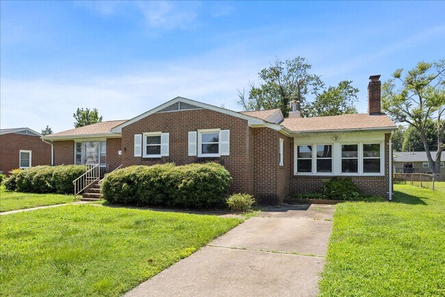Foto del edificio - 3BR/1.5BA Brick Ranch with Fireplace | Extra Storage | Hampton Near Shipyard & I-64