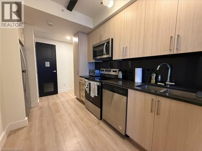 Photo du bâtiment - 145 Columbia St W