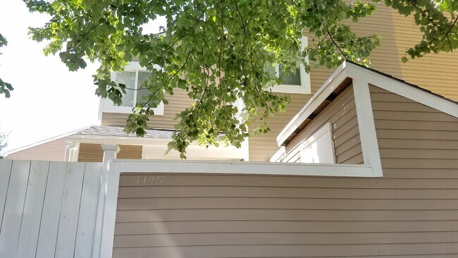 Building Photo - Renovated townhouse in established Frederi...