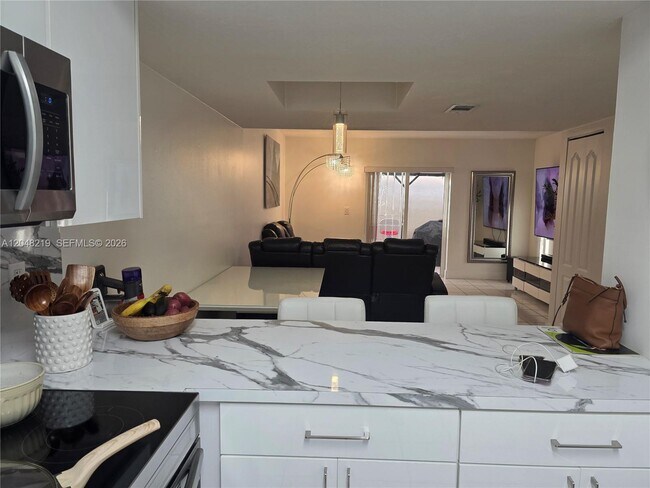 Building Photo - 523 W 68th St