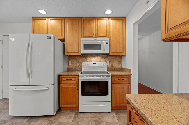 Foto del edificio - 3x2 Gem Nestled on Cul-DeSac in Premier Gated Marina Community!!