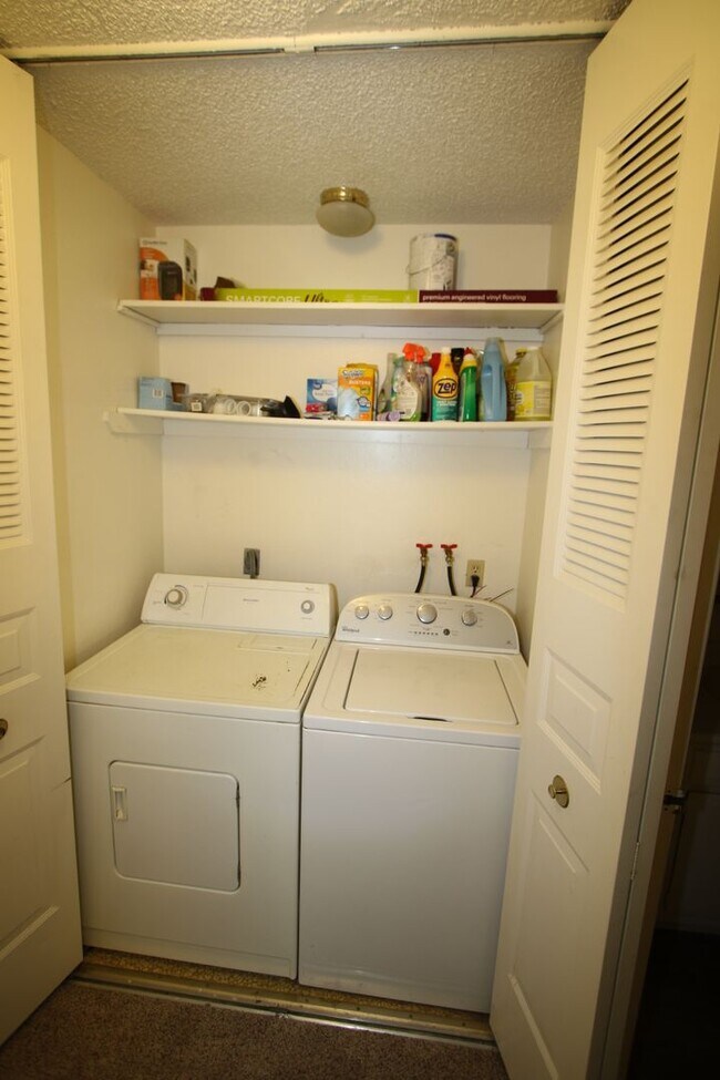 Foto del edificio - 2 bedroom Unit with 1 Car Detached Garage!