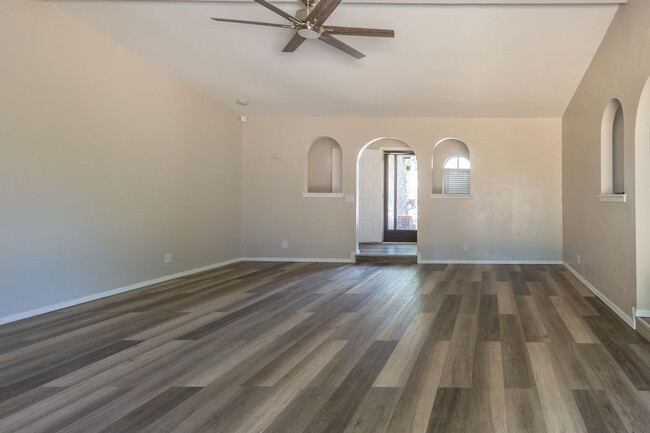 Building Photo - Newly remodeled 3 Bed 2 Bath in Yukon!