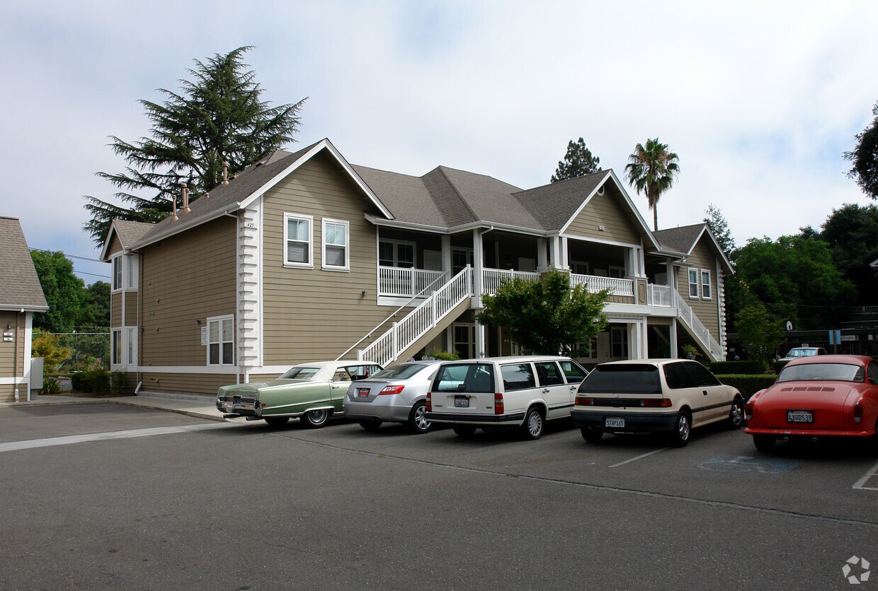 Primary Photo - 425 8th St