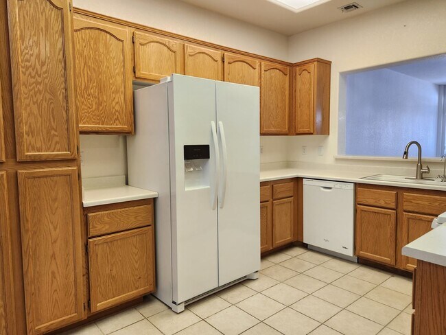 Building Photo - SINGLE STORY TOWNHOME-JUST REMODELED