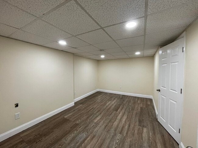 Building Photo - 498 Pleasant St