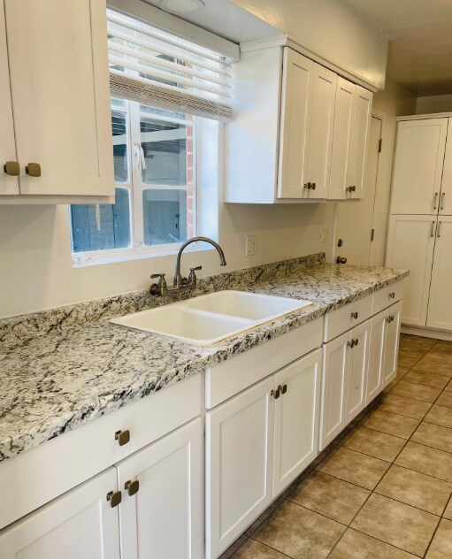 Building Photo - Expansive Elegant and Modern Stunning 3 Be...