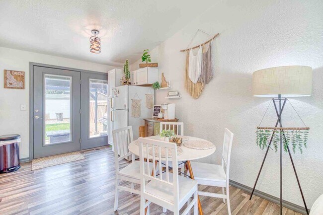 Foto del edificio - 6215 W Everett St